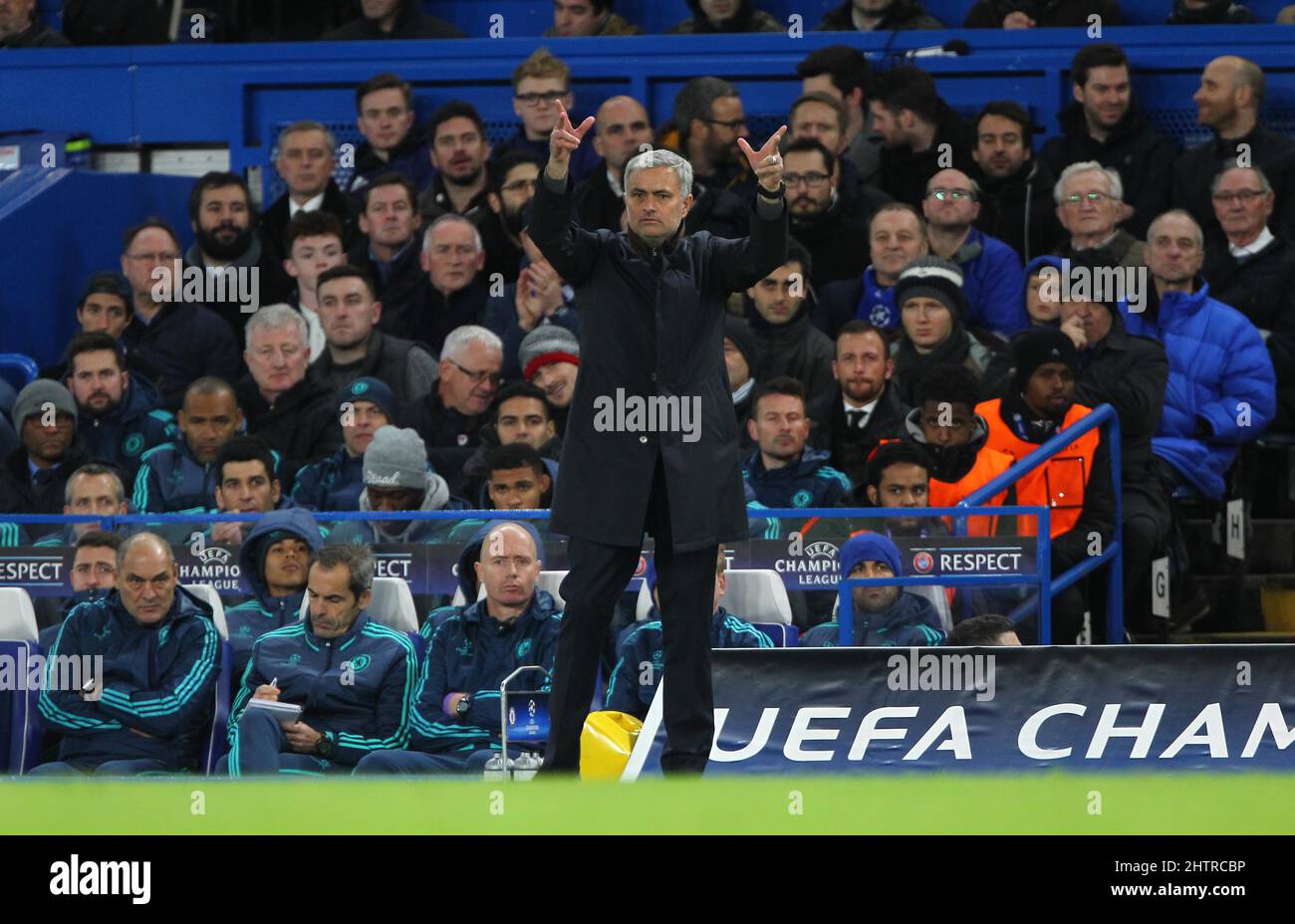 Il manager di Chelsea Jose Mourinho ha visto durante la partita della UEFA Champions League tra Chelsea e il FC Porto allo Stamford Bridge di Londra. Dicembre 9, 2015. James Boardman / Telefoto Images +44 7967 642437 Foto Stock