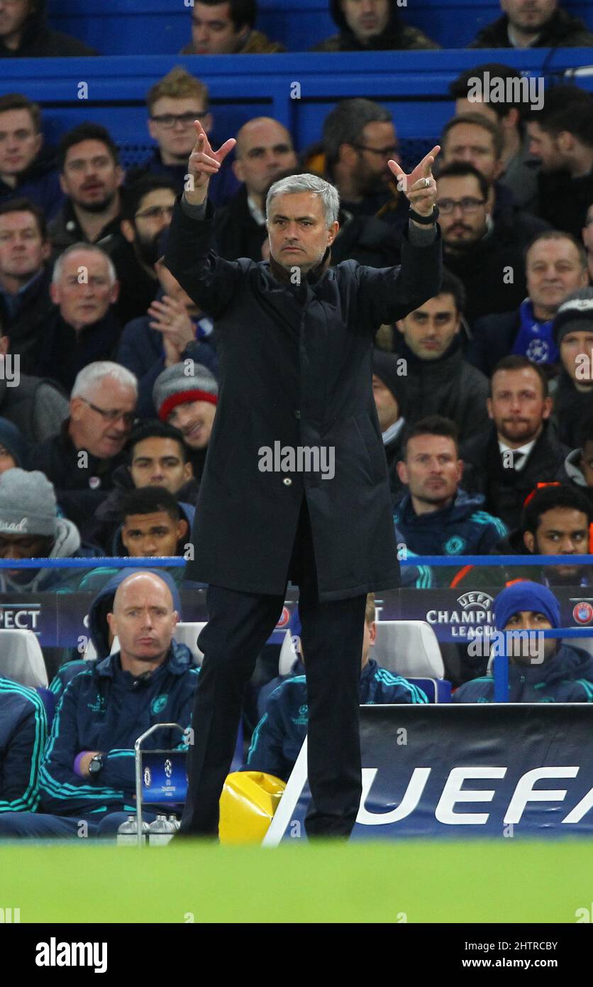 Il manager di Chelsea Jose Mourinho ha visto durante la partita della UEFA Champions League tra Chelsea e il FC Porto allo Stamford Bridge di Londra. Dicembre 9, 2015. James Boardman / Telefoto Images +44 7967 642437 Foto Stock