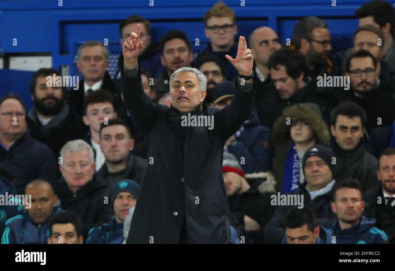 Il manager di Chelsea Jose Mourinho ha visto durante la partita della UEFA Champions League tra Chelsea e il FC Porto allo Stamford Bridge di Londra. Dicembre 9, 2015. James Boardman / Telefoto Images +44 7967 642437 Foto Stock