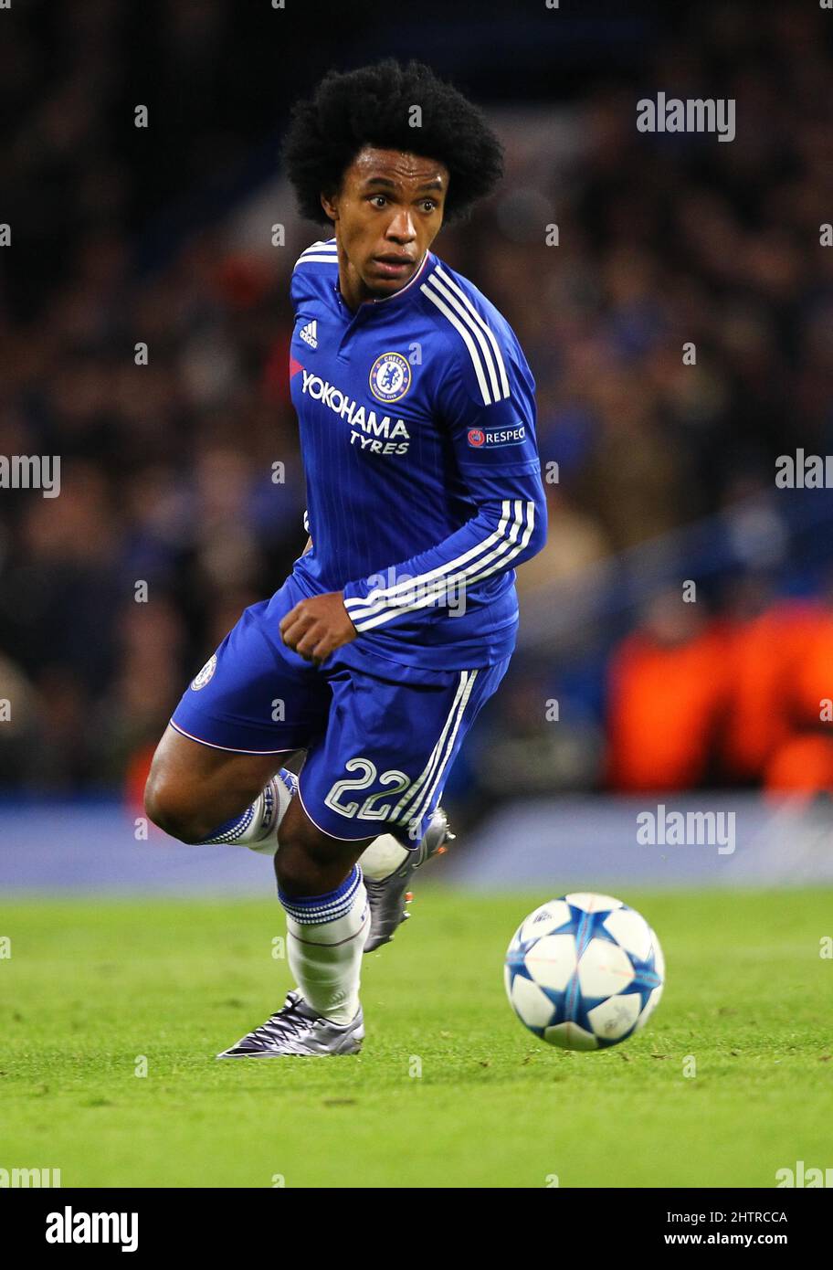 Il Willian di Chelsea in palla durante la partita della UEFA Champions League tra Chelsea e il FC Porto allo Stamford Bridge di Londra. Dicembre 9, 2015. James Boardman / Telefoto Images +44 7967 642437 Foto Stock