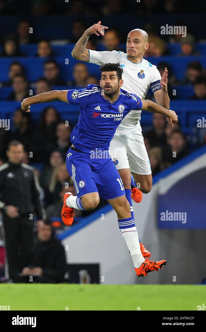 Diego Costa di Chelsea è sfidata da Maicon di Porto durante la partita della UEFA Champions League tra Chelsea e il FC Porto allo Stamford Bridge di Londra. Dicembre 9, 2015. James Boardman / Telefoto Images +44 7967 642437 Foto Stock