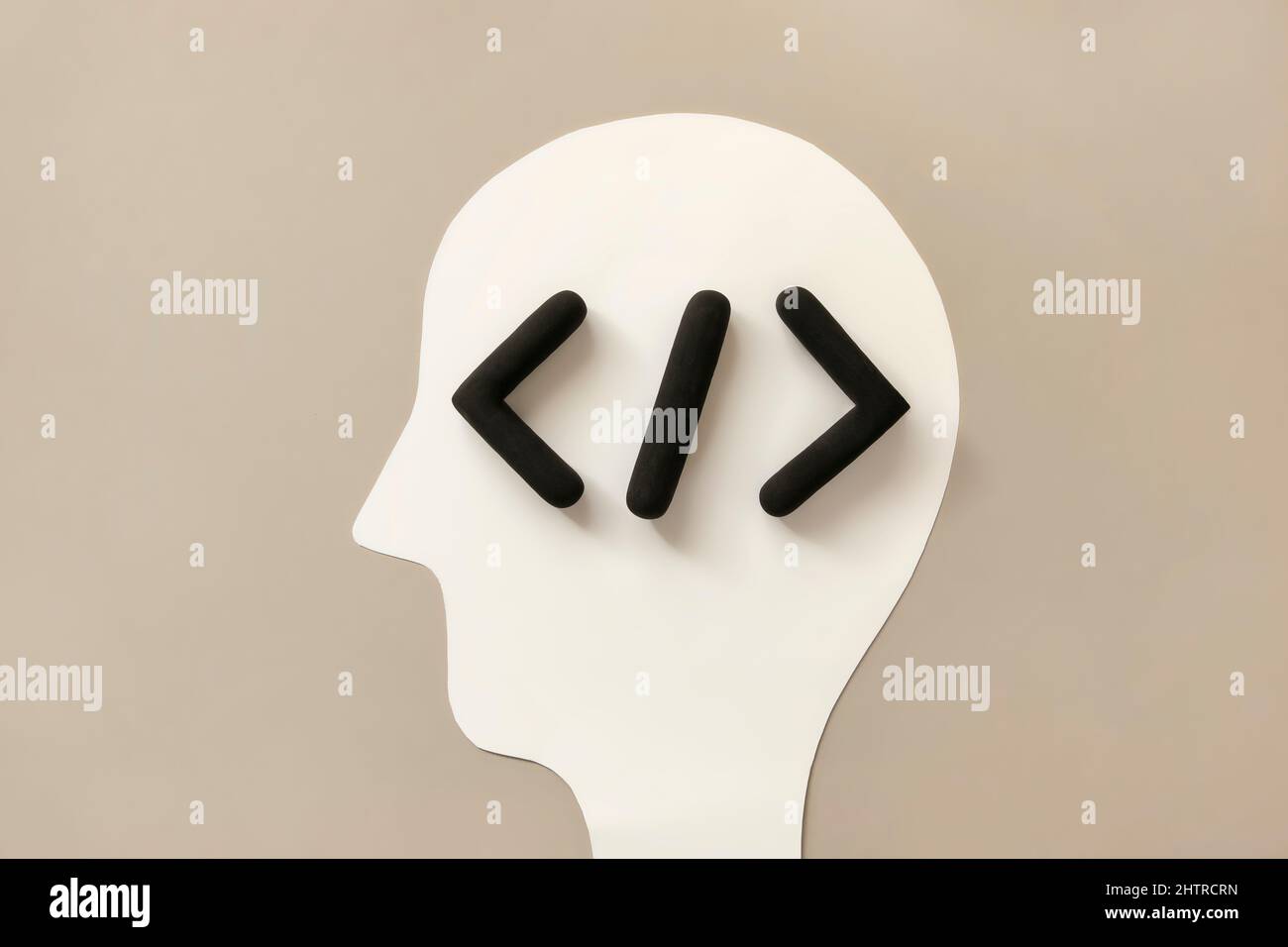 Icona di sviluppo del linguaggio di codifica all'interno di una testa umana. Concetto di sviluppo software di innovazione o digitalizzazione. Codice di programmazione browser simbolo ins Foto Stock