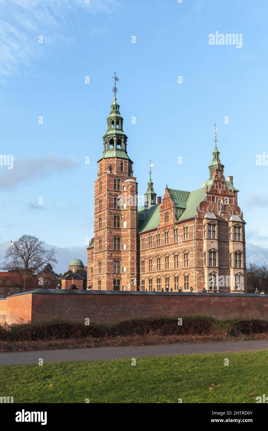 Copenhagen, Danimarca - 10 dicembre 2017: Il Castello di Rosenborg esterno, questo è rinascimentale castello situato a Copenhagen. La gente comune a piedi nelle vicinanze. Ver Foto Stock