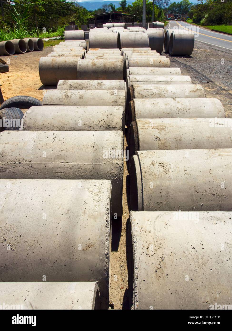 File di grandi tubi di cemento in una fabbrica sul lato della strada vicino alla città di Miniquira, nelle montagne andine orientali della Colombia centrale. Foto Stock