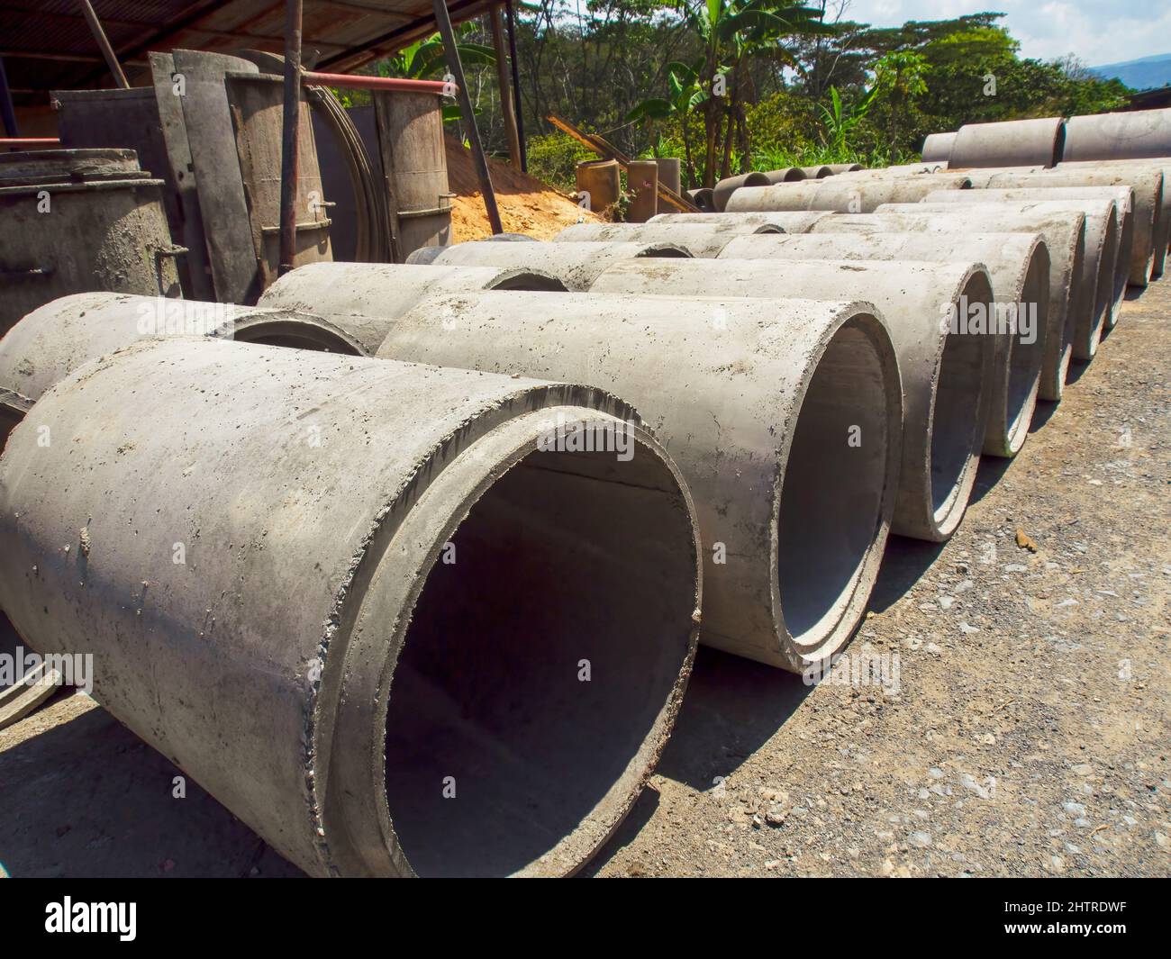 File di grandi tubi di cemento in una fabbrica sul lato della strada vicino alla città di Miniquira, nelle montagne andine orientali della Colombia centrale. Foto Stock