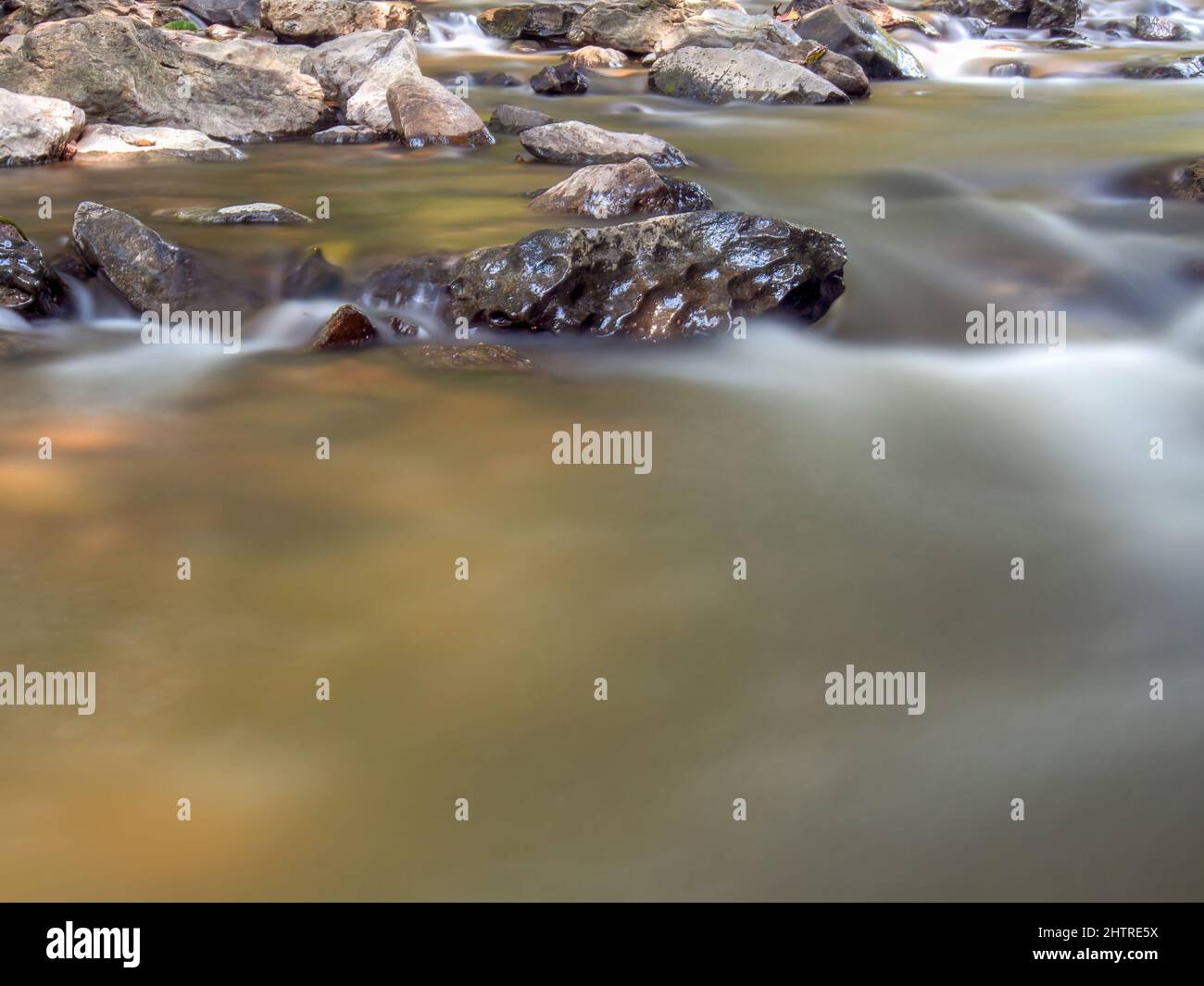 Composito multiplo a lunga esposizione del flusso del fiume Moniquira, un affluente tropicale del fiume Suarez, catturato vicino alla città della stessa na Foto Stock