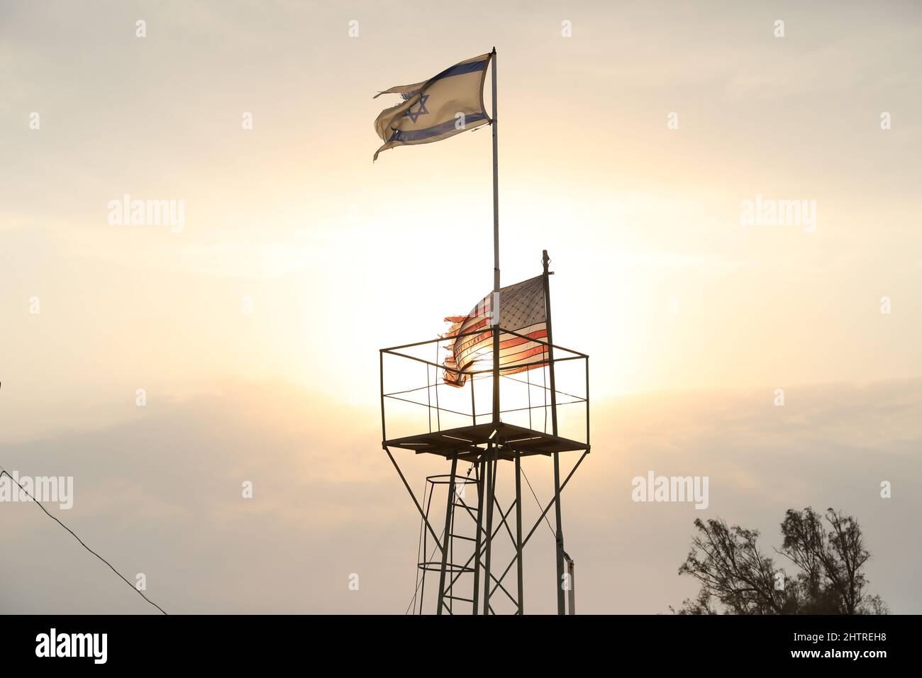 Le bandiere di Israele e degli Stati Uniti sono fremiti nel vento sullo sfondo del tramonto. Foto Stock