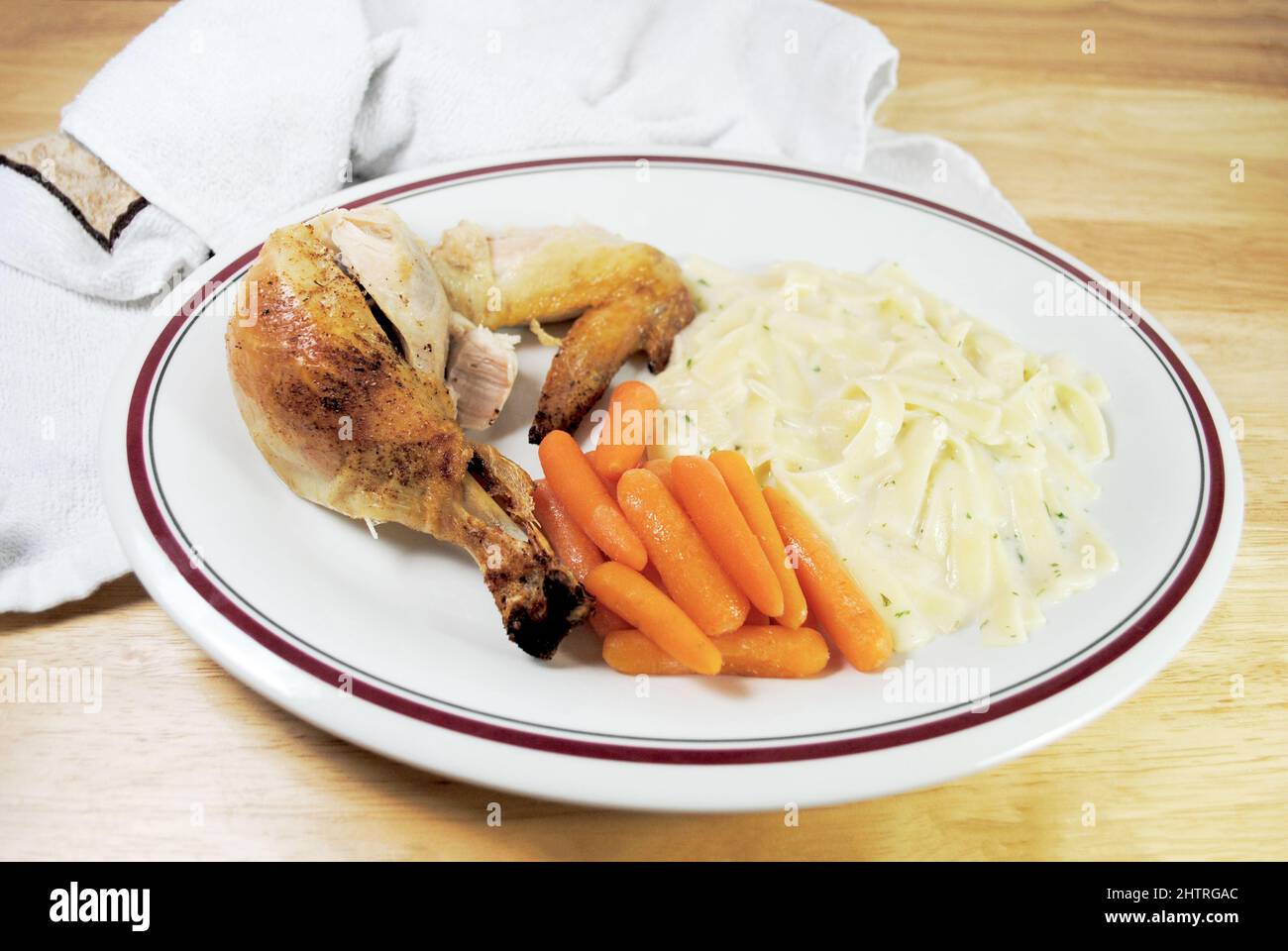 Pollo arrosto servito con carote al vapore e tagliatelle di uova Foto Stock