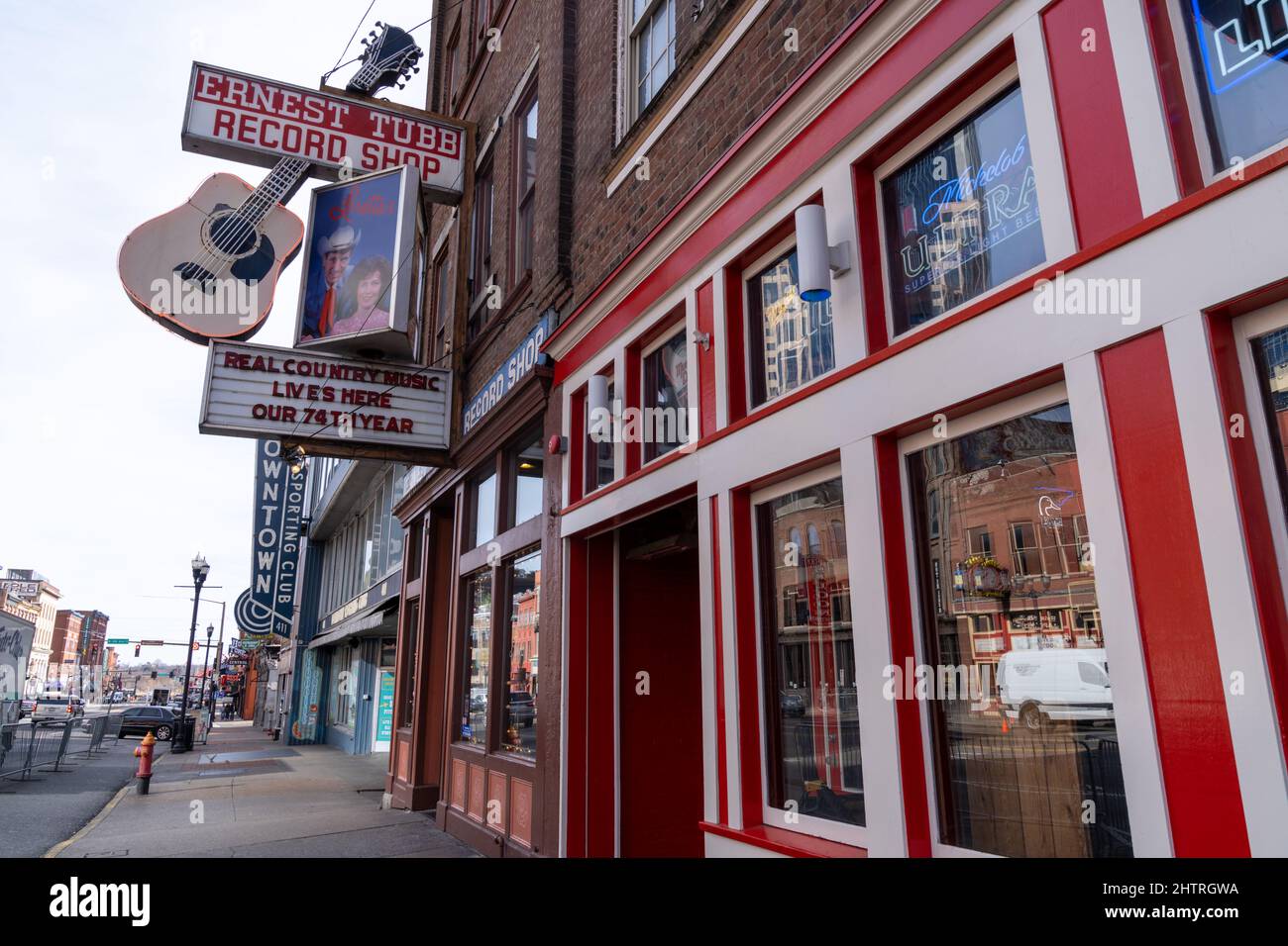 Nashville, Tenessee - 12 gennaio 2022: Insegna ed esterno del famoso negozio di registrazione Ernest Tubs su Broadway Street a Nashville Foto Stock