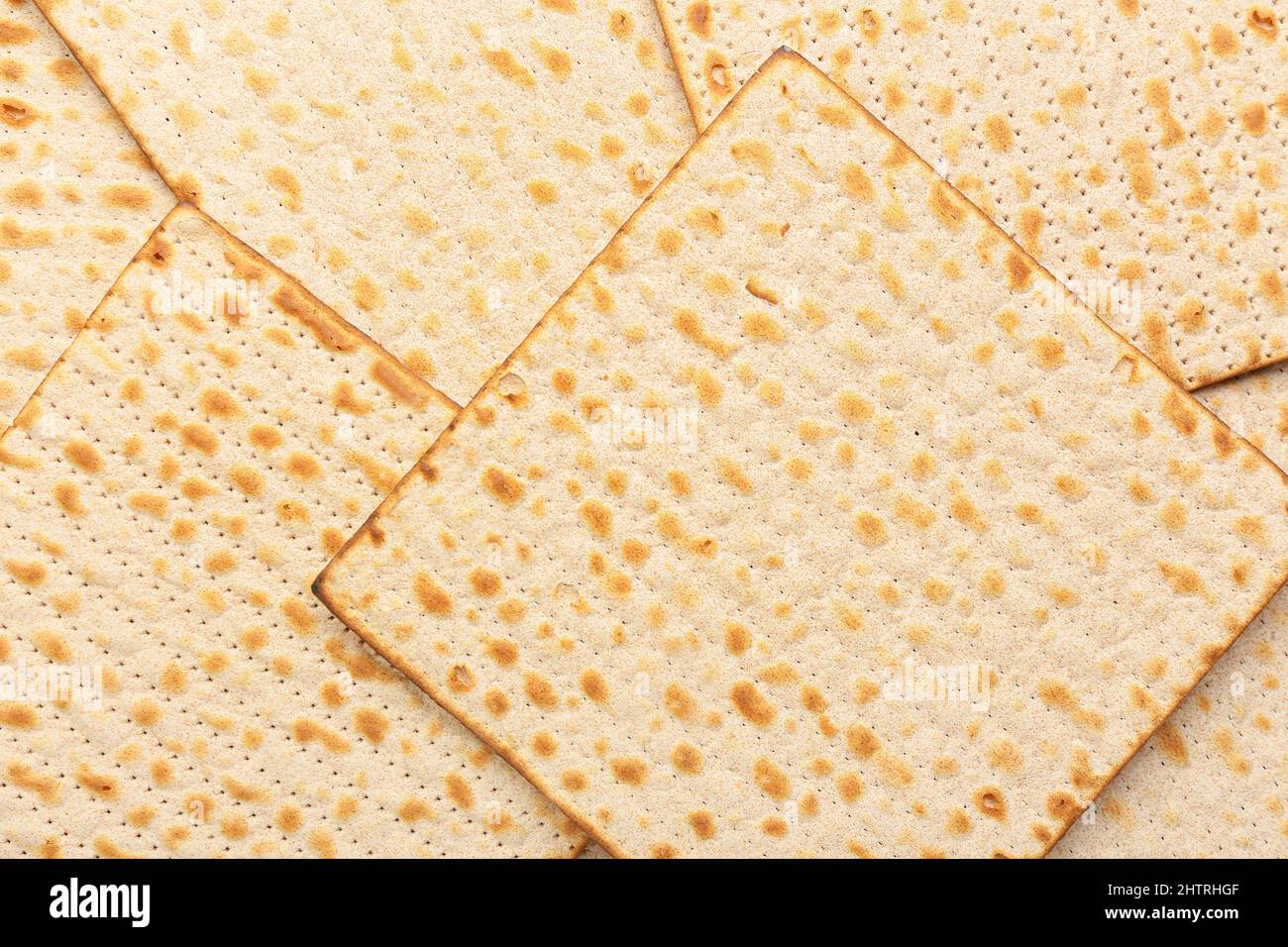 Tradizionale pane piatto ebraico matza per la Pasqua come sfondo, primo piano Foto Stock