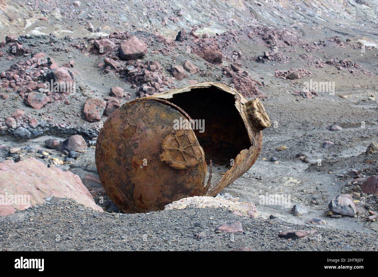 Resti di una ex miniera di zolfo sull'isola vulcanica di White Island, Bay of Plenty, Nuova Zelanda Foto Stock