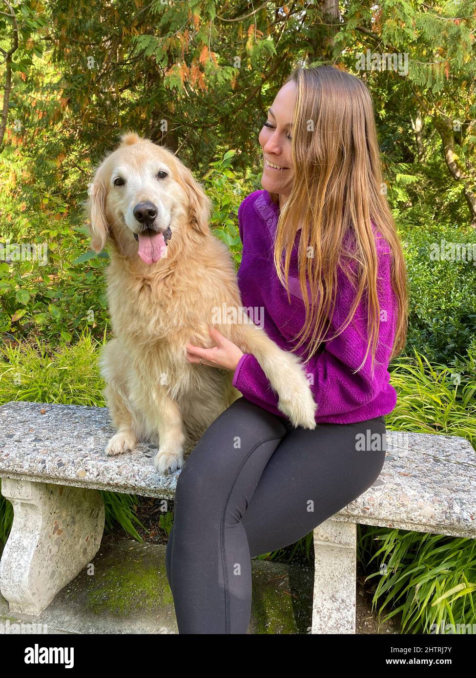 Donna in posa con il loro cane nel Washington Park Arboretum Foto Stock