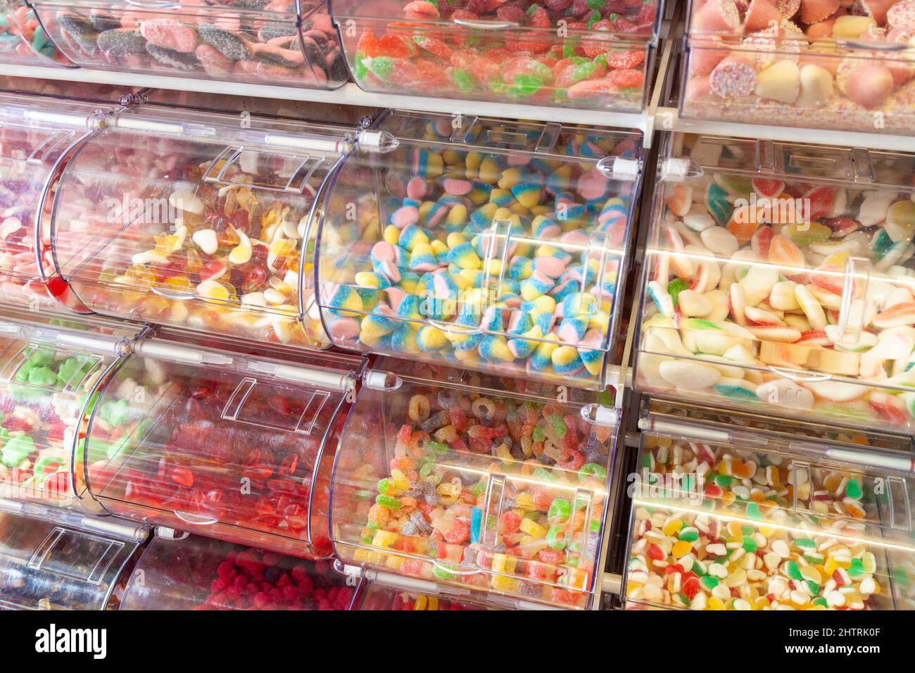 Scegli e mescola i dolci in un contenitore in plastica Foto Stock