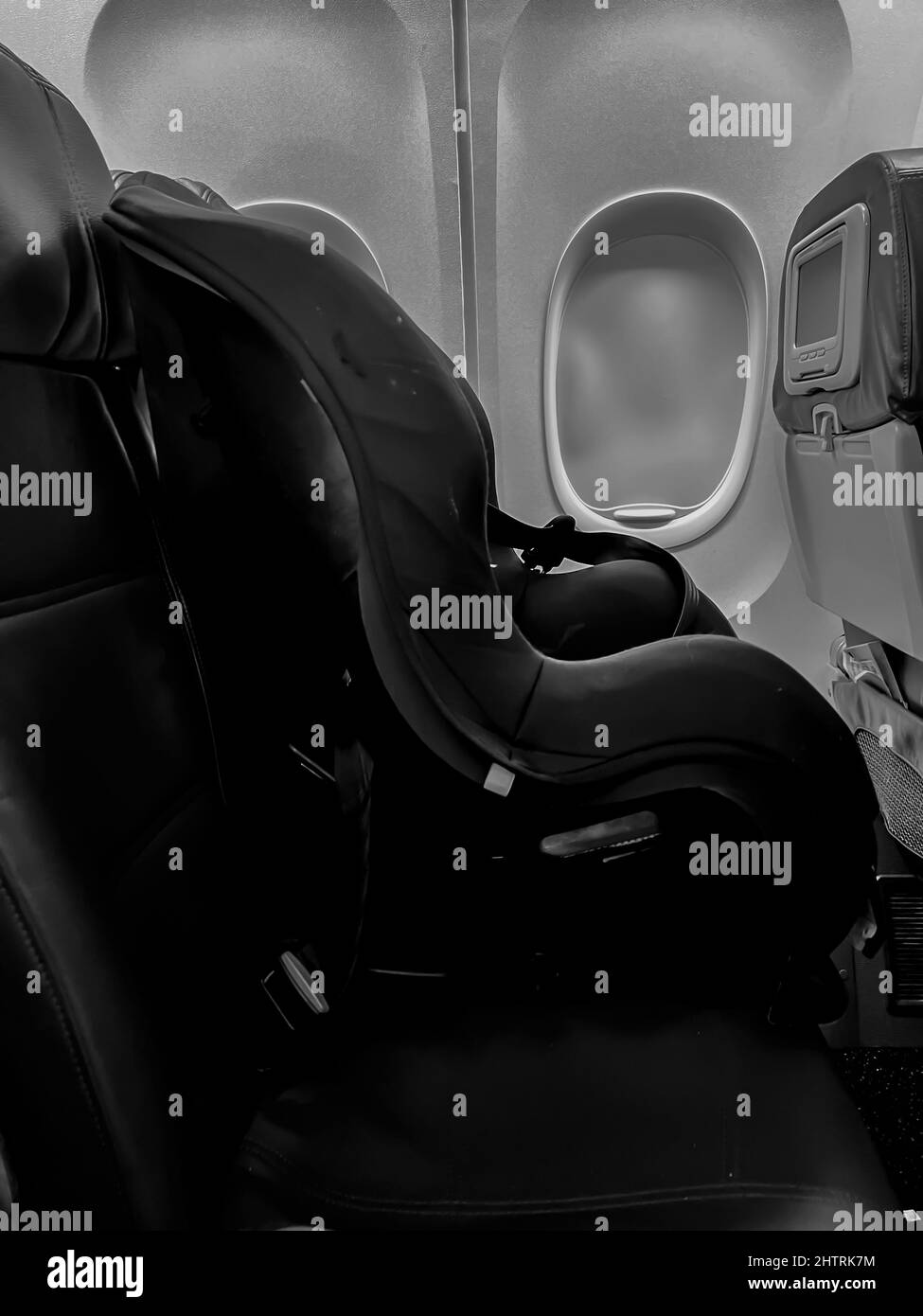 Seggiolino per auto per bambini posizionato accanto a una finestra su un  aereo Foto stock - Alamy