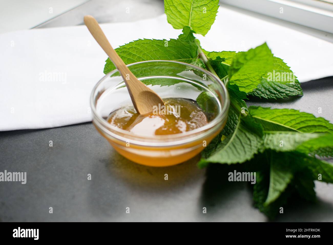 Miele e menta ingredienti per cucinare pasti sani. Foto Stock