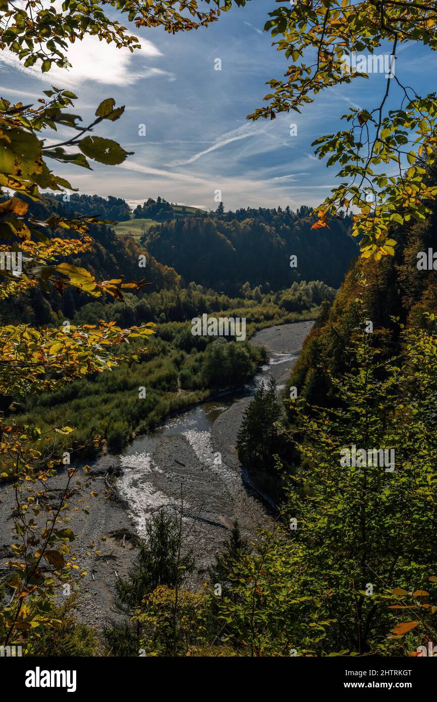 Vista dalla cima di un fiume dove scorre poca acqua Foto Stock
