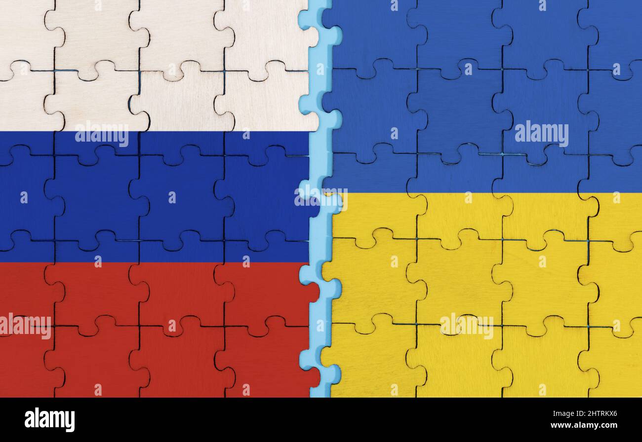 La bandiera di Russia e Ucraina sullo sfondo del puzzle Foto Stock