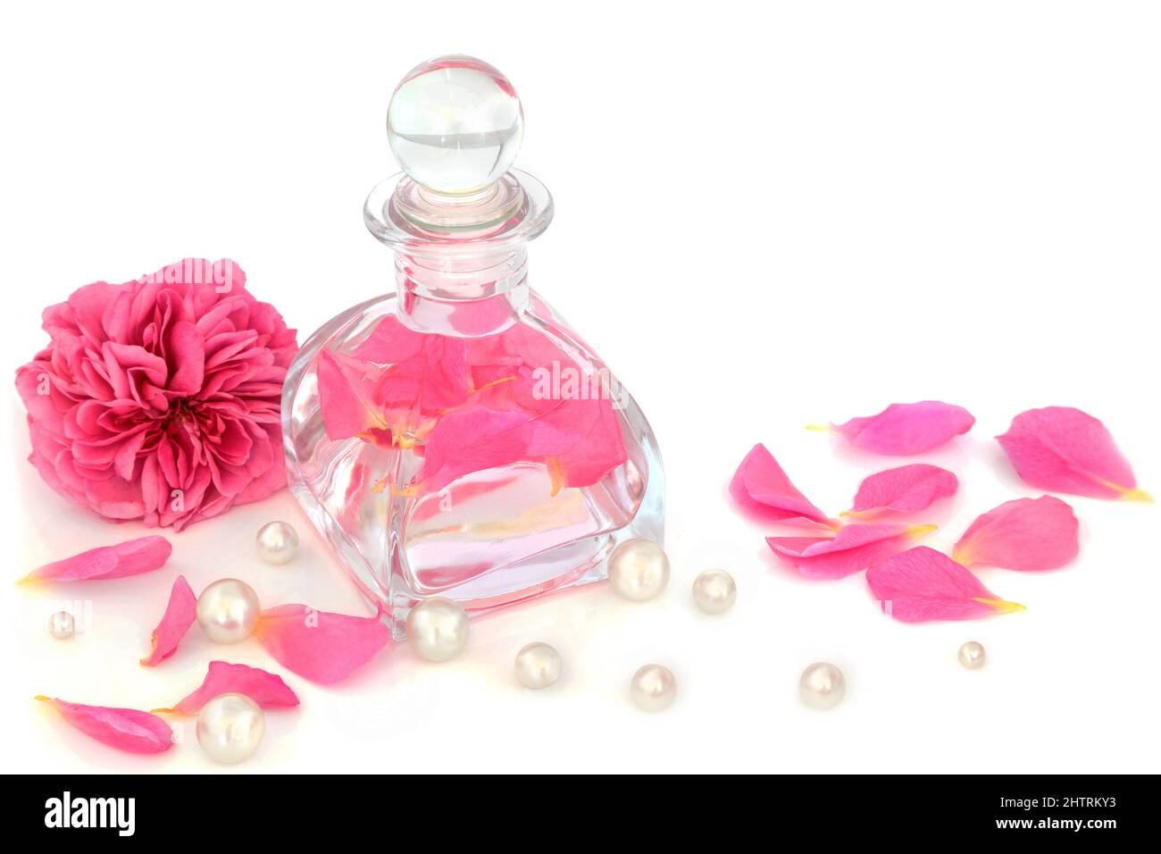 Acqua di rosa per il trattamento di idratazione della pelle. Mantiene l'equilibrio del ph della pelle, è antibatterico, può aiutare a guarire l'acne, la dermatite e l'eczema. In vetro art deco Foto Stock