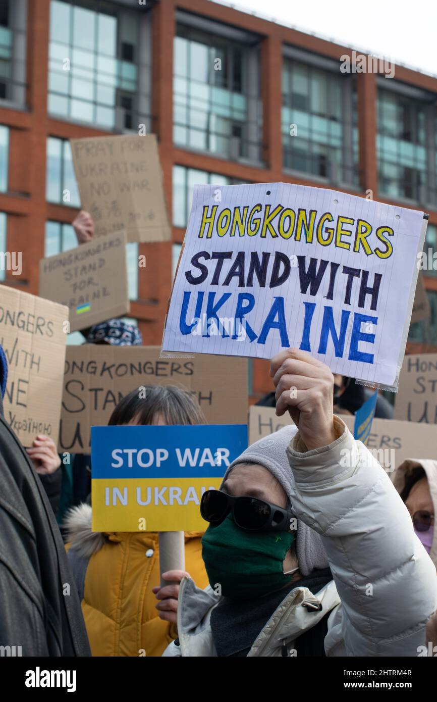 Stand con l'Ucraina protesta, Piccadilly Gardens Manchester UK. Protesta con segno testo Hongkongers Stand con Ucraina Foto Stock