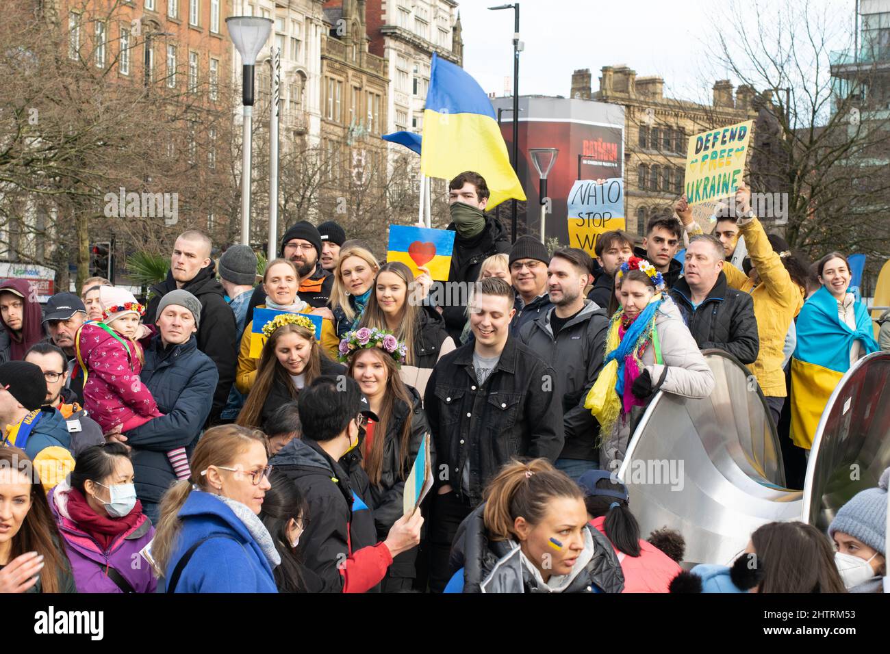 Levarsi in piedi con la protesta Ucraina. Grande folla a Piccadilly Gardens, Manchester, Regno Unito. Protesta con bandiera. Foto Stock