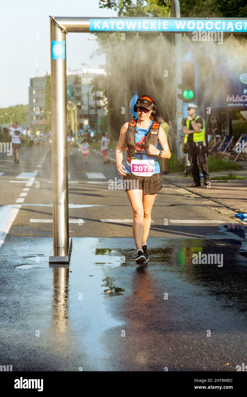 3 Rd Wizz Air Katowice Mezza Maratona, Katowice, Slesia, Polonia. Luglio 19, 2021. Katowice Waterworks fornisce il raffreddamento dell'acqua molto necessario con acqua corrente Foto Stock