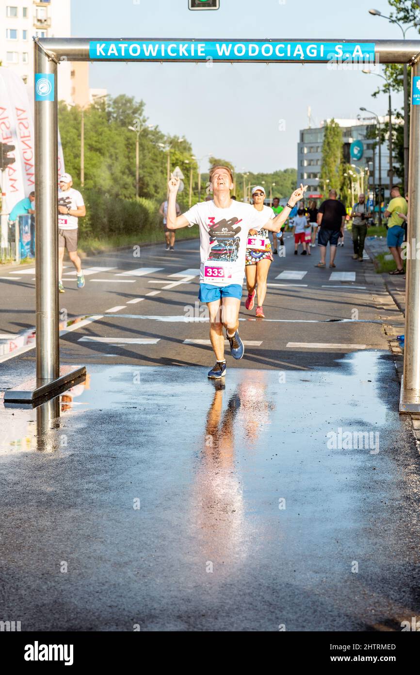 3 Rd Wizz Air Katowice Mezza Maratona, Katowice, Slesia, Polonia. Luglio 19, 2021. Katowice Waterworks fornisce il raffreddamento dell'acqua molto necessario con acqua corrente Foto Stock
