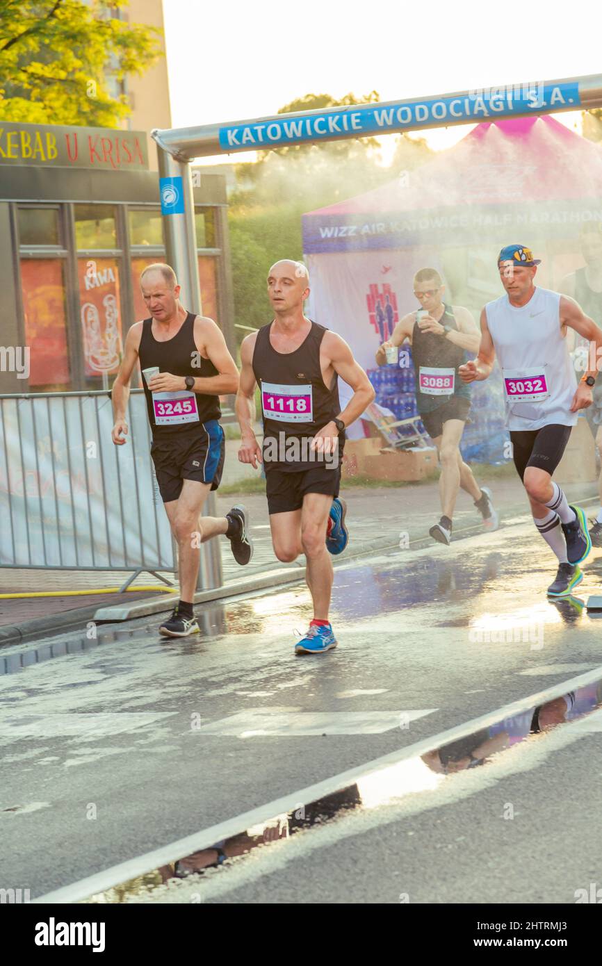 3 Rd Wizz Air Katowice Mezza Maratona, Katowice, Slesia, Polonia. Luglio 19, 2021. Katowice Waterworks fornisce il raffreddamento dell'acqua molto necessario con acqua corrente Foto Stock