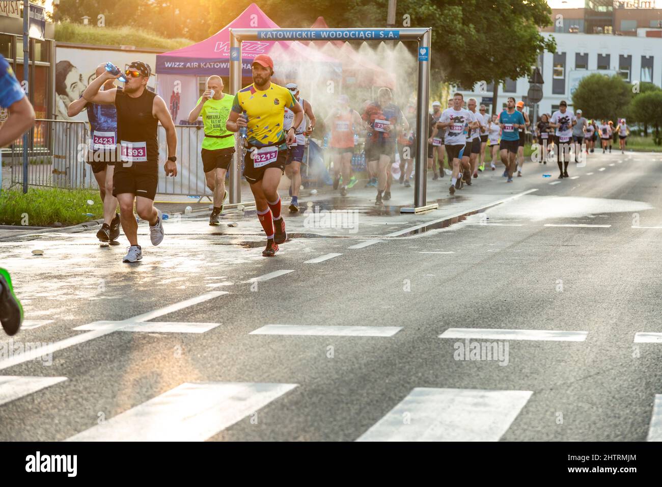 3 Rd Wizz Air Katowice Mezza Maratona, Katowice, Slesia, Polonia. Luglio 19, 2021. Katowice Waterworks fornisce il raffreddamento dell'acqua molto necessario con acqua corrente Foto Stock
