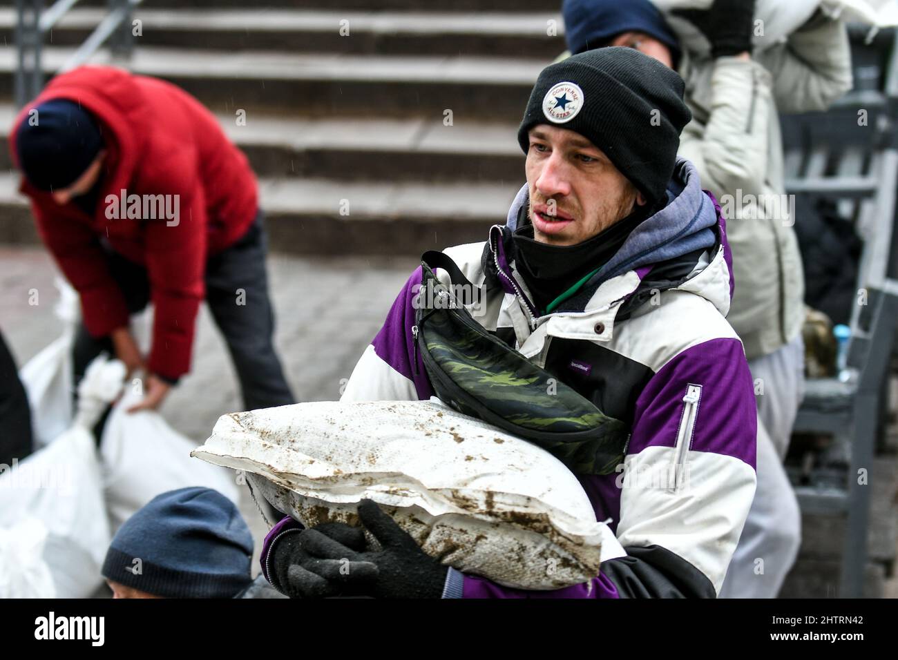 ZAPORIZHZHIA, UCRAINA - 2 MARZO 2022 - Un uomo porta un sacchetto di sabbia per sigillare l'entrata all'ospedale di cura di emergenza poichè l'Ucraina è sotto attacco dalla Russia da giovedì 24 febbraio, Zaporizhzhia, Ucraina sudorientale. Credit: Ukrinform/Alamy Live News Foto Stock