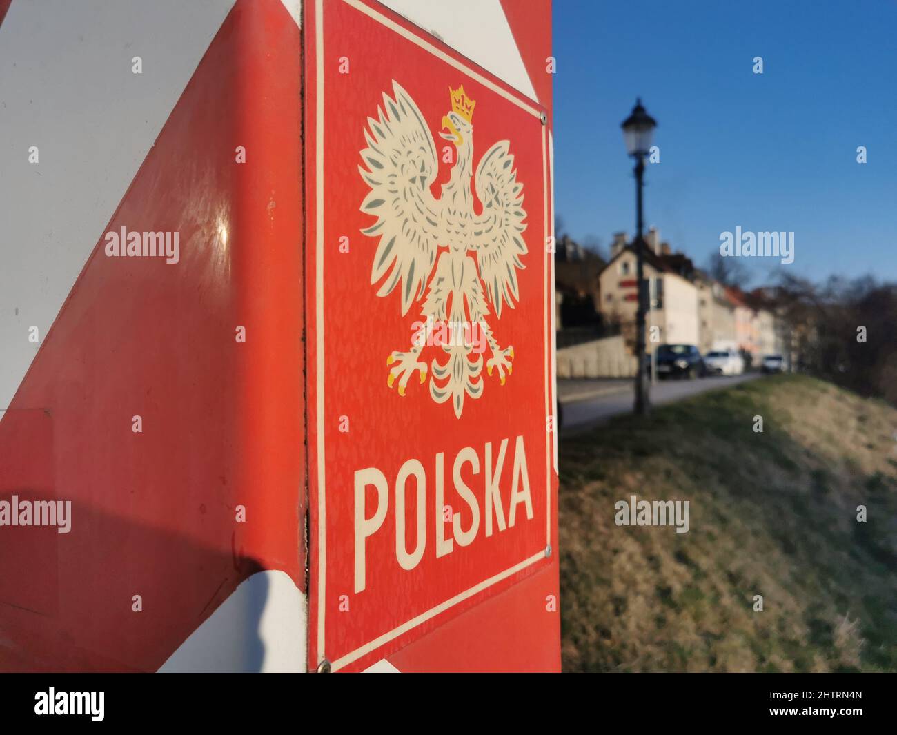 Symbolbild: Polengrenze, Polen, Grenzsäule, Grenze. Eine polnische Grenzsäule POLSKA mit polnischem ADLER, in Zgorzelec, Woiwodschaft Niederschlesien, Foto Stock