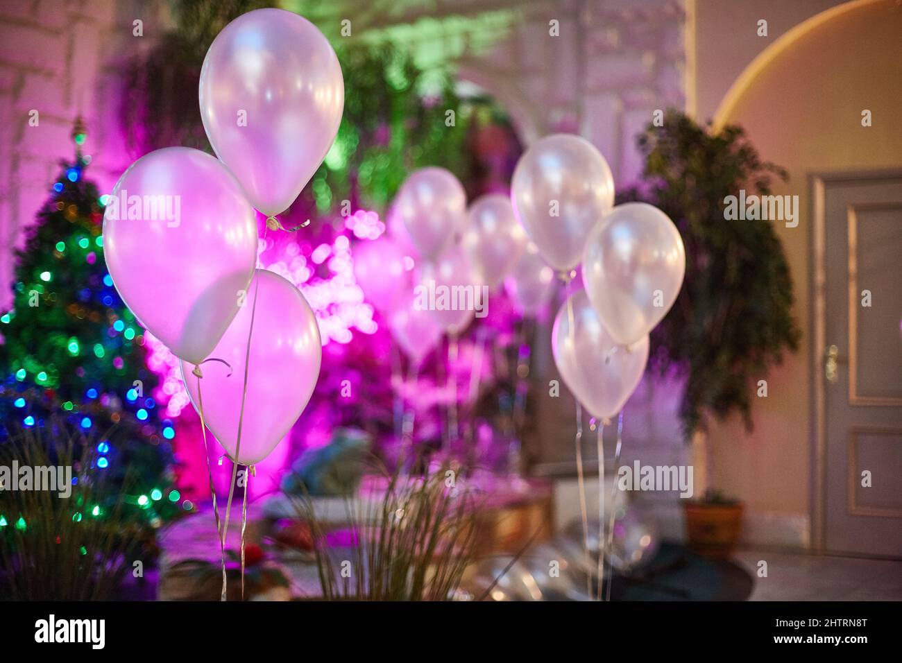 Palloncini con elio nella sala di Capodanno del ristorante per la celebrazione Foto Stock
