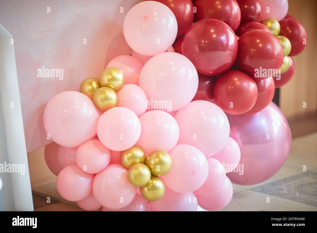 aerodesign. palloncini rosa piccoli fissati insieme. Elementi decorativi per il compleanno dei bambini Foto Stock