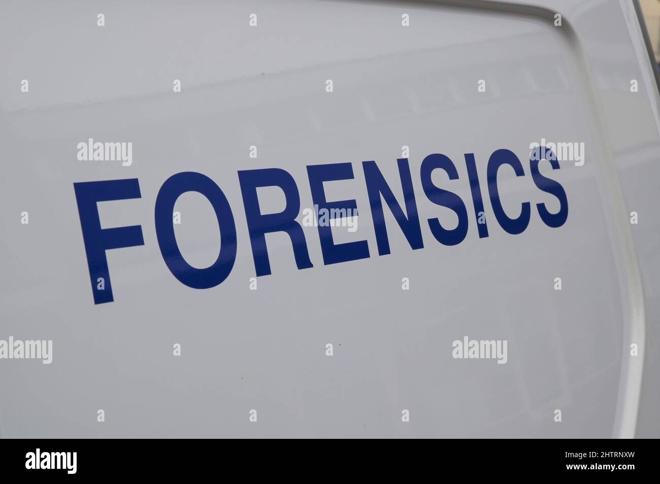 La polizia britannica Forensics veicoli in una scena criminale nel Regno Unito, Inghilterra, Gran Bretagna Foto Stock