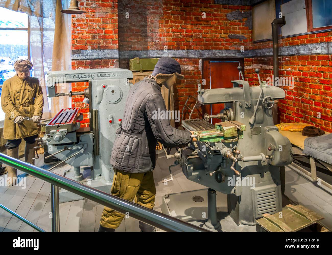 Tula, Russia - 04 gennaio 2021: Composizione 'evacuazione. TOZ workshop a Mednogorsk, 1941”, Tula state Museum of Weapons. Foto Stock