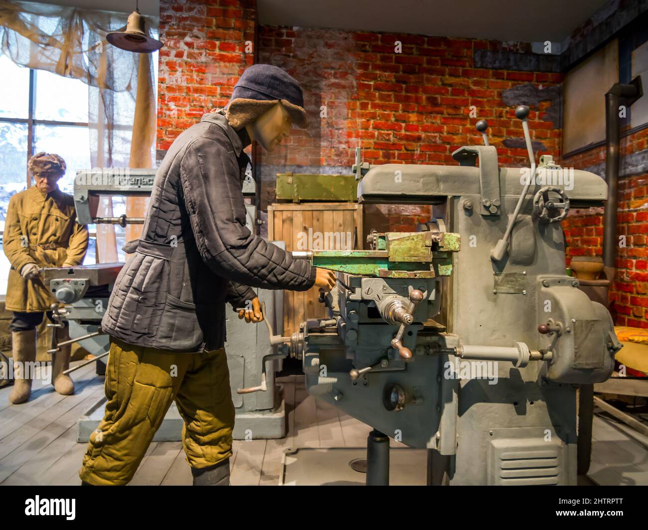 Tula, Russia - 04 gennaio 2021: Composizione volumetrica-spaziale “evacuazione. TOZ workshop a Mednogorsk, 1941”, Tula state Museum of Weapons Foto Stock