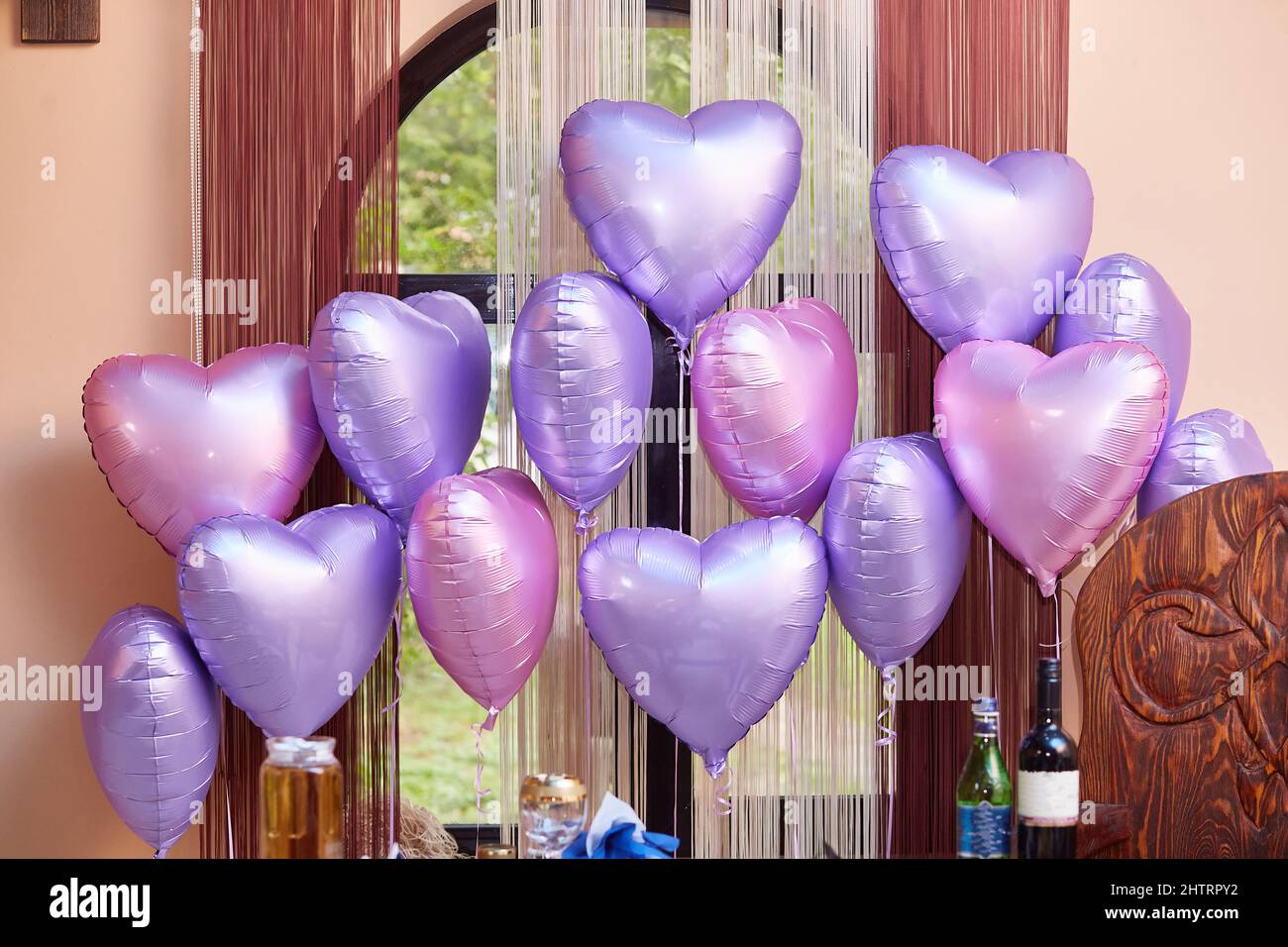 Palloncini di alluminio a forma di cuore. L'interno della camera è decorato per San Valentino, una data, un compleanno. Foto Stock
