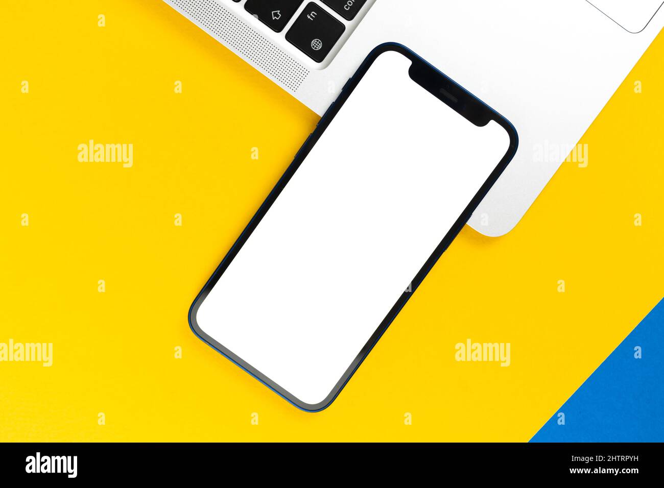 Apple iPhone mockup schermo, piatto scrivania da ufficio con computer  portatile, sfondo giallo. Design minimalista, mockup per telefono  cellulare, vista dall'alto, spazio di copia Foto stock - Alamy