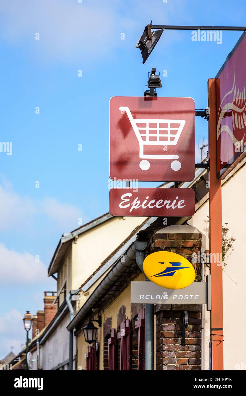 Segni di un negozio di alimentari locale in un villaggio francese, che serve anche come ufficio postale e una panetteria. Foto Stock