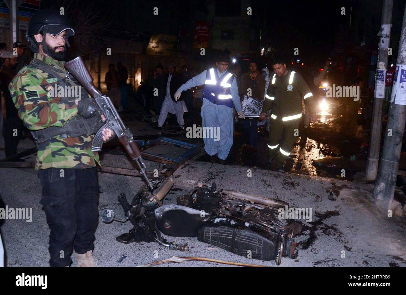 Vista della sede mentre i funzionari di sicurezza sono a cordone fuori del sito per l'ispezione e l'operazione di salvataggio è in corso dopo un'esplosione situata sulla strada Fatima Jinnah a Quetta mercoledì 02 marzo 2022. Almeno 25 persone sono state ferite e due sono state uccise dopo che un'esplosione ha colpito la Fatima Jinnah Road di Quetta. L'esplosione si è svolta vicino a una polizia mobile e subito dopo l'esplosione, negozi vicini catturati fuoco. Il Vice Ispettore Generale (DIG) Quetta ha confermato che una persona è stata fatturata nello scoppio, mentre più di 10 sono stati feriti. Foto Stock
