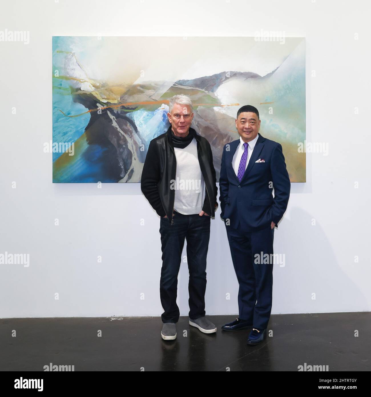 Santa Monica, California, Stati Uniti. 26th Febbraio, 2022. L'artista Walter Erra Hubert e l'ospite della TV Joey Zhou alla reception di apertura per la mostra 'promettenti cieli' di Walter Erra Hubert al Building Bridges Art Exchange di Santa Monica, California. Credito: Sheri Determan Foto Stock