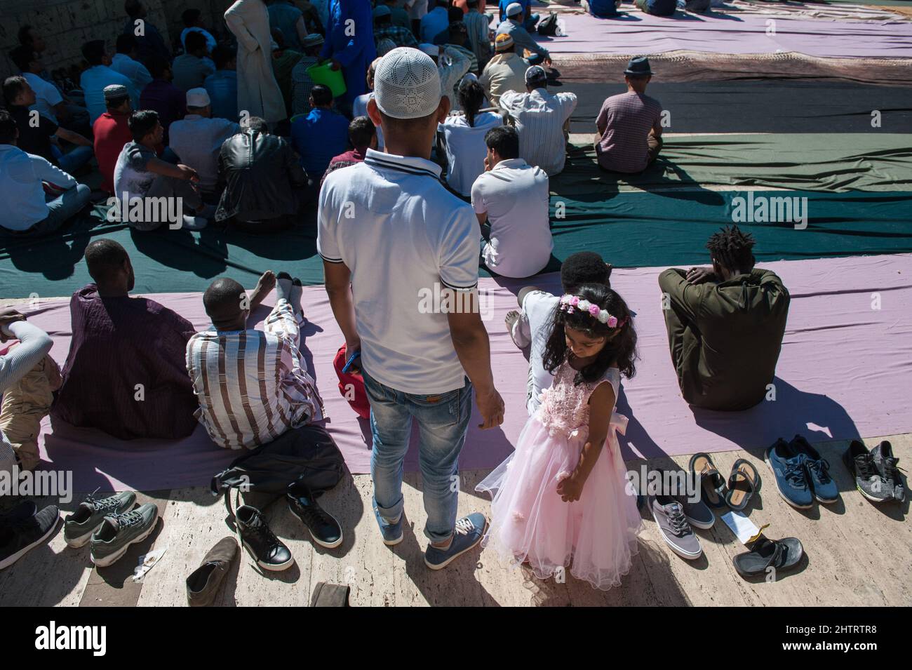 Roma, Italia 15/06/2018: Celebrazione EID al Fitr, fine del festival Ramadan della comunità islamica del Bangladesh. Piazza Vittorio Emanuele. © Andrea Sabbadini Foto Stock