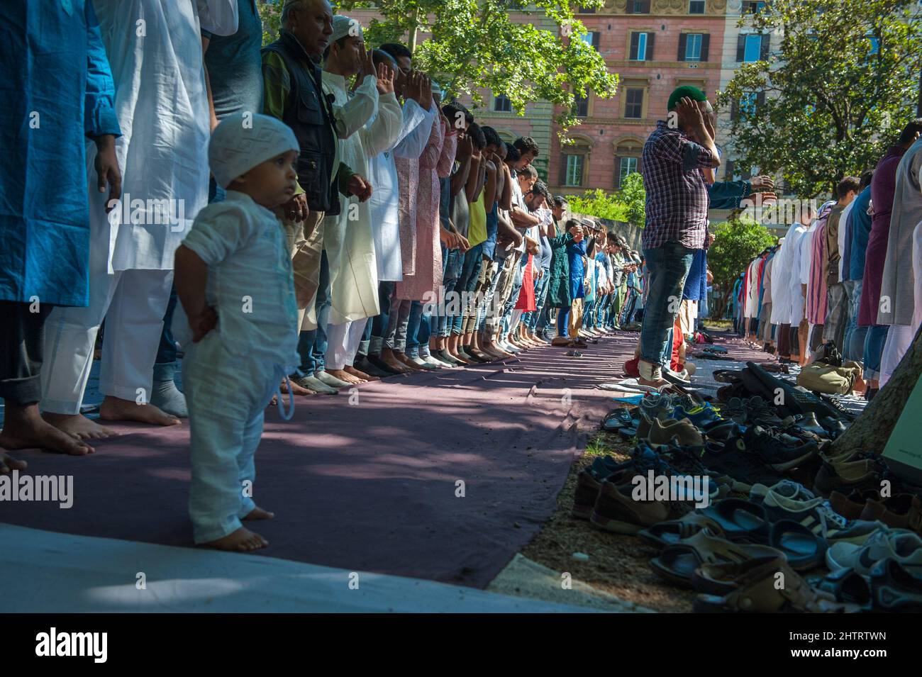 Roma, Italia 15/06/2018: Celebrazione EID al Fitr, fine del festival Ramadan della comunità islamica del Bangladesh. Piazza Vittorio Emanuele. © Andrea Sabbadini Foto Stock