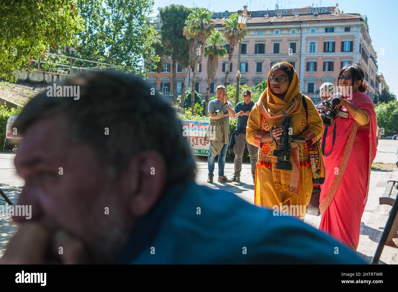Roma, Italia 15/06/2018: Celebrazione EID al Fitr, fine del festival Ramadan della comunità islamica del Bangladesh. Piazza Vittorio Emanuele. © Andrea Sabbadini Foto Stock