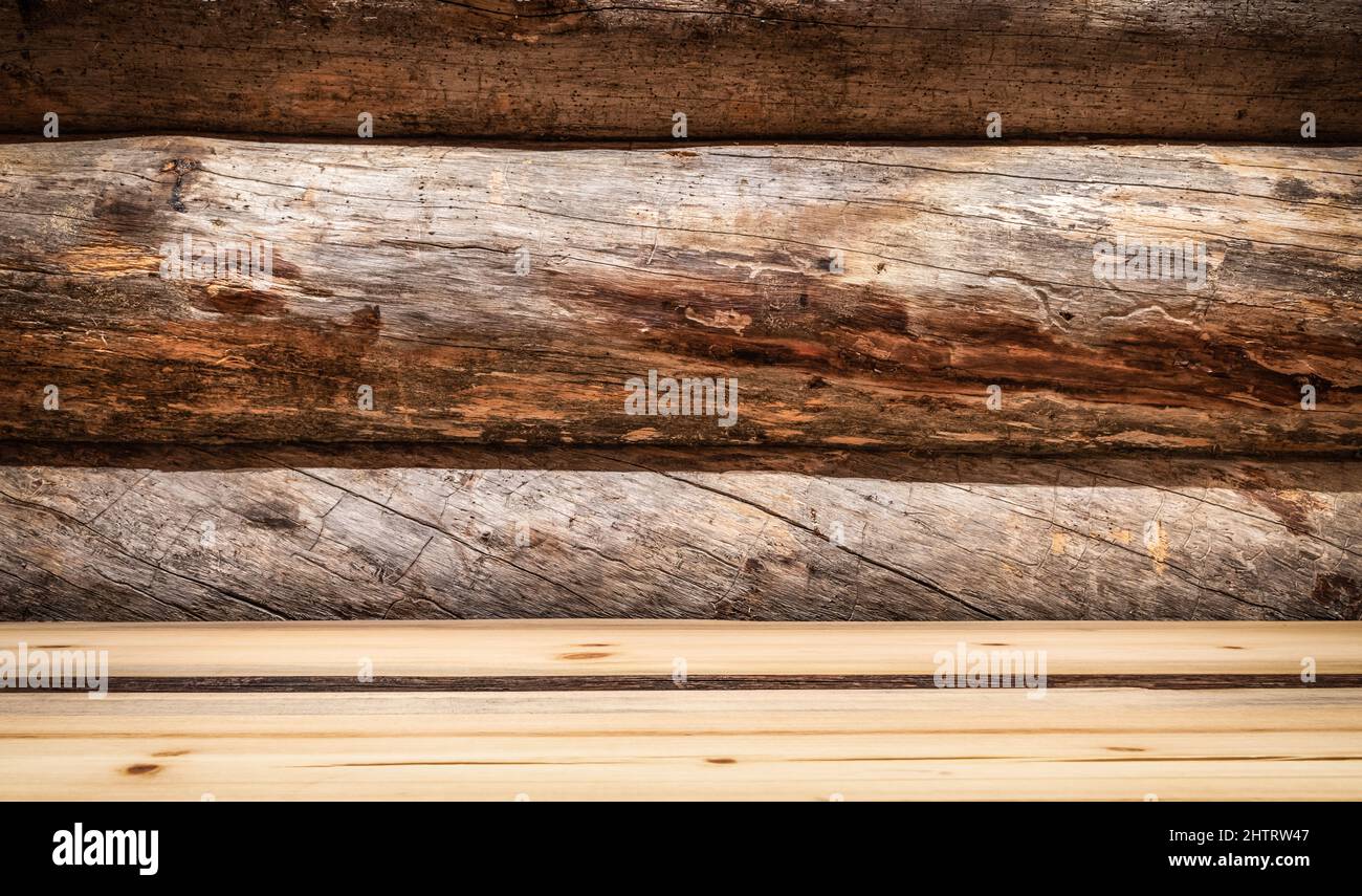 Tavola vuota del ponte di legno in prospettiva. Ruvido legno trunk parete sfondo. Foto Stock