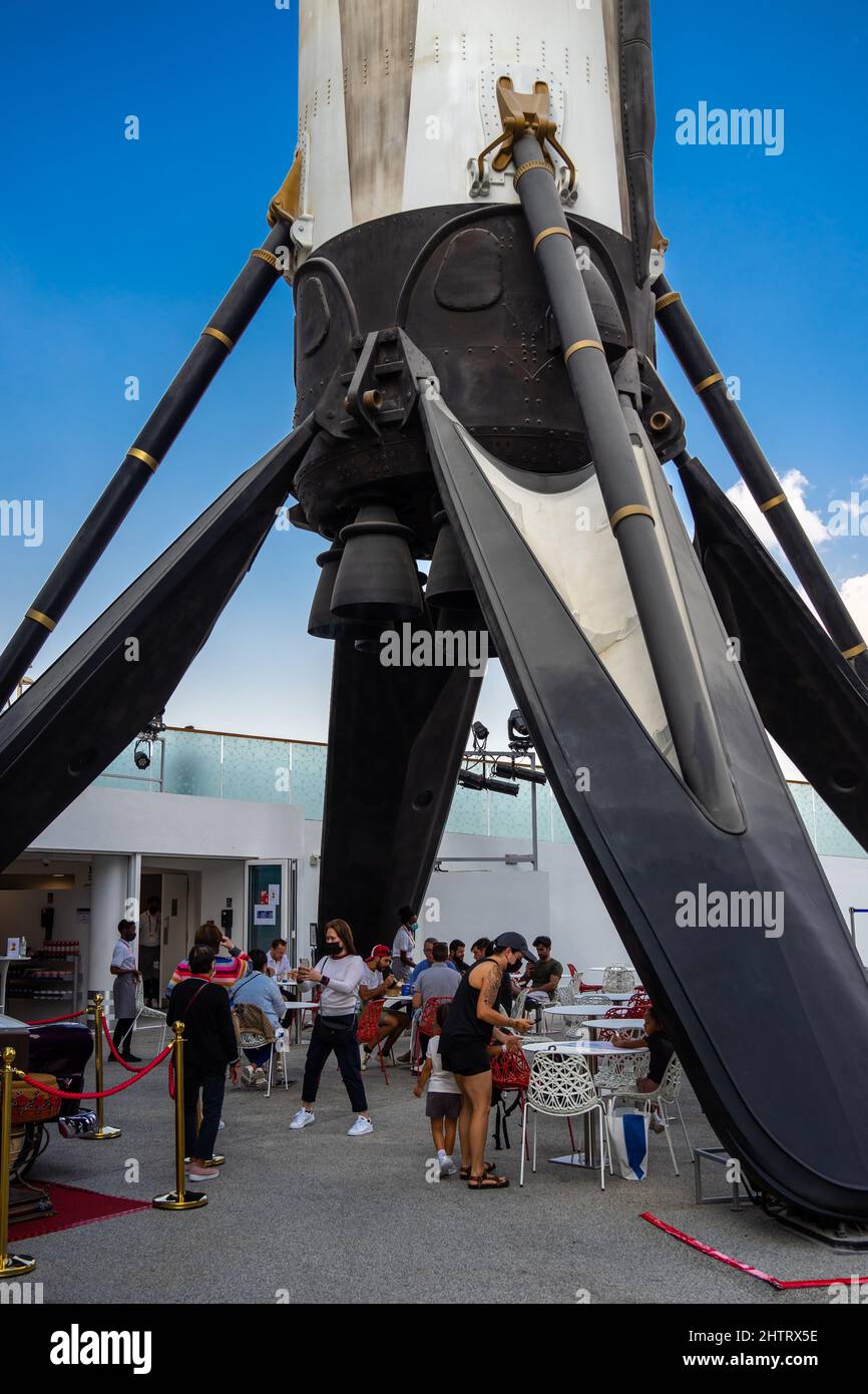 Dubai, Emirati Arabi Uniti, 11.30.2021: Persone sedute e mangiate al buffet del padiglione USA con un enorme razzo SpaceX sopra di loro al Dubai Expo 2020 Foto Stock