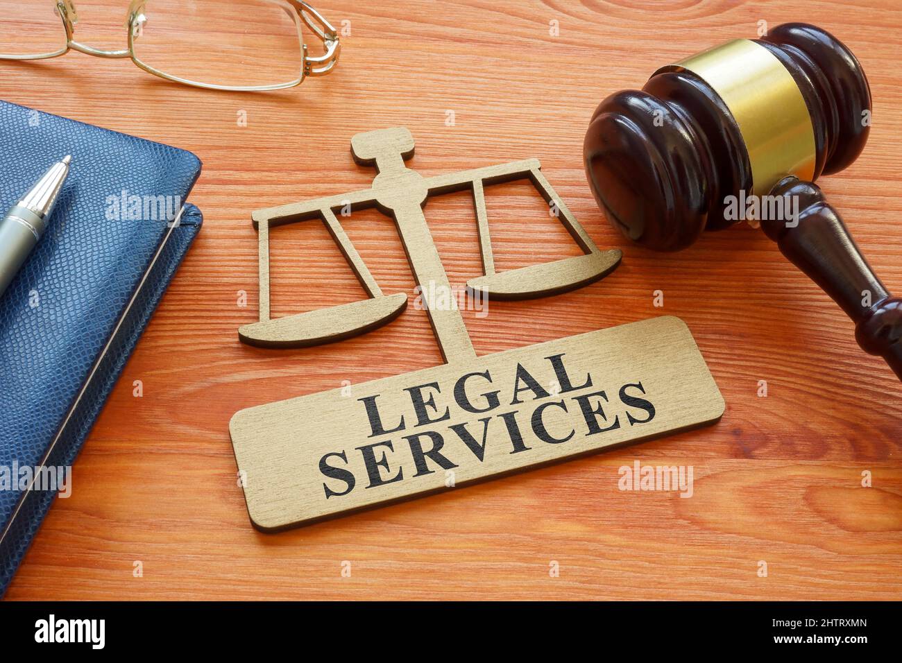 Modello in scala e Gavel con iscrizione servizi legali. Foto Stock