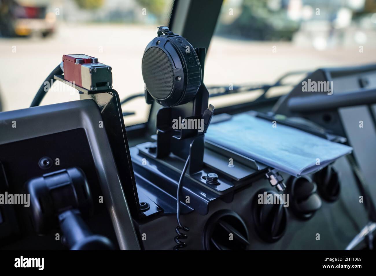 Altoparlante ricetrasmettitore radio di comunicazione montato sul cruscotto del veicolo militare, dettaglio primo piano Foto Stock