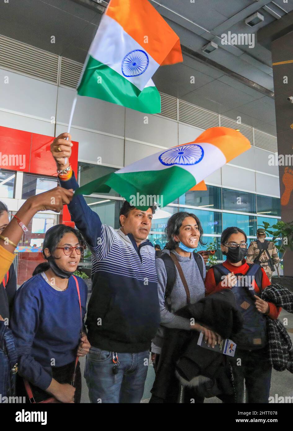 New Delhi, India. 02nd Mar 2022. Mansi Singhal (2nd a destra), studente indiano visto dopo essere stato evacuato dall'Ucraina all'aeroporto internazionale Indira Gandhi. Il governo indiano ha affermato che il 1st marzo 2022, 15 voli di evacuazione operavano nell'ambito dell'operazione Ganga per evacuare gli indiani bloccati e 26 voli sono stati pianificati nel periodo dal 1st al 3rd marzo e evacueranno circa 5500 altri cittadini indiani. (Foto di Naveen Sharma/SOPA Images/Sipa USA) Credit: Sipa USA/Alamy Live News Foto Stock