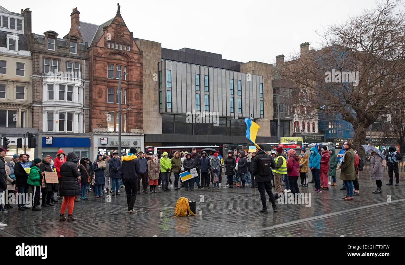 The Mound, Edimburgo, Scozia, Regno Unito. 2nd marzo 2022. Protesta, Edimburgo in pioggia battente levarsi in piedi in solidarietà con l'Ucraina. Nella foto: Ucraini, lituani, bielorussi e scozzesi si riuniscono pacificamente nella piazza Mound di Edimburgo per protestare contro l'invasione russa. Credito. Archwhite/alamy live news. Foto Stock