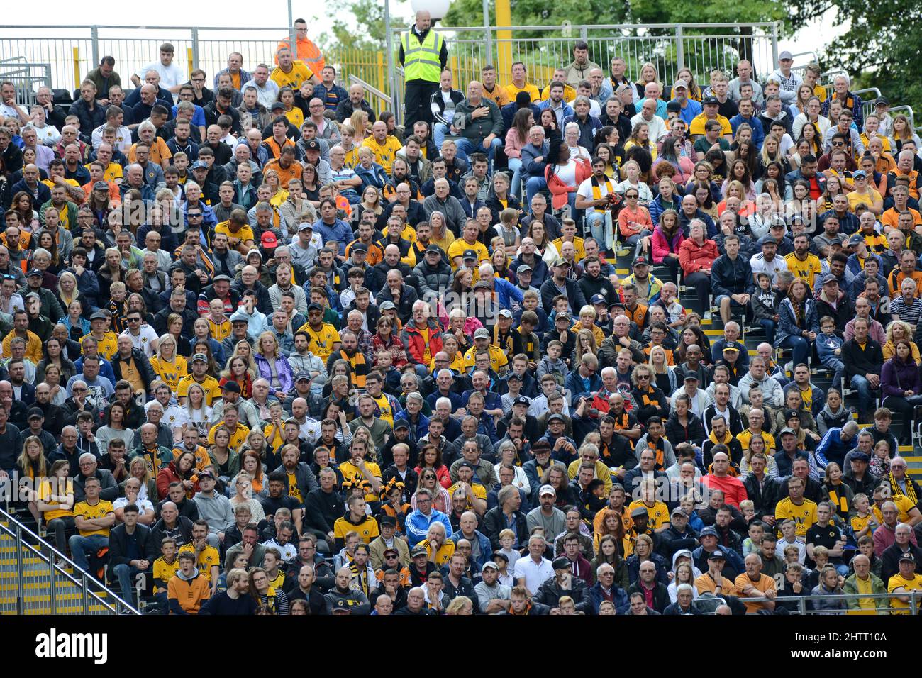 Wolves tifosi sostenitori in stand temporaneo a Molineux. Wolverhampton Wanderers / Burnley a Molineux 16/09/2018 - English Premier League Foto Stock